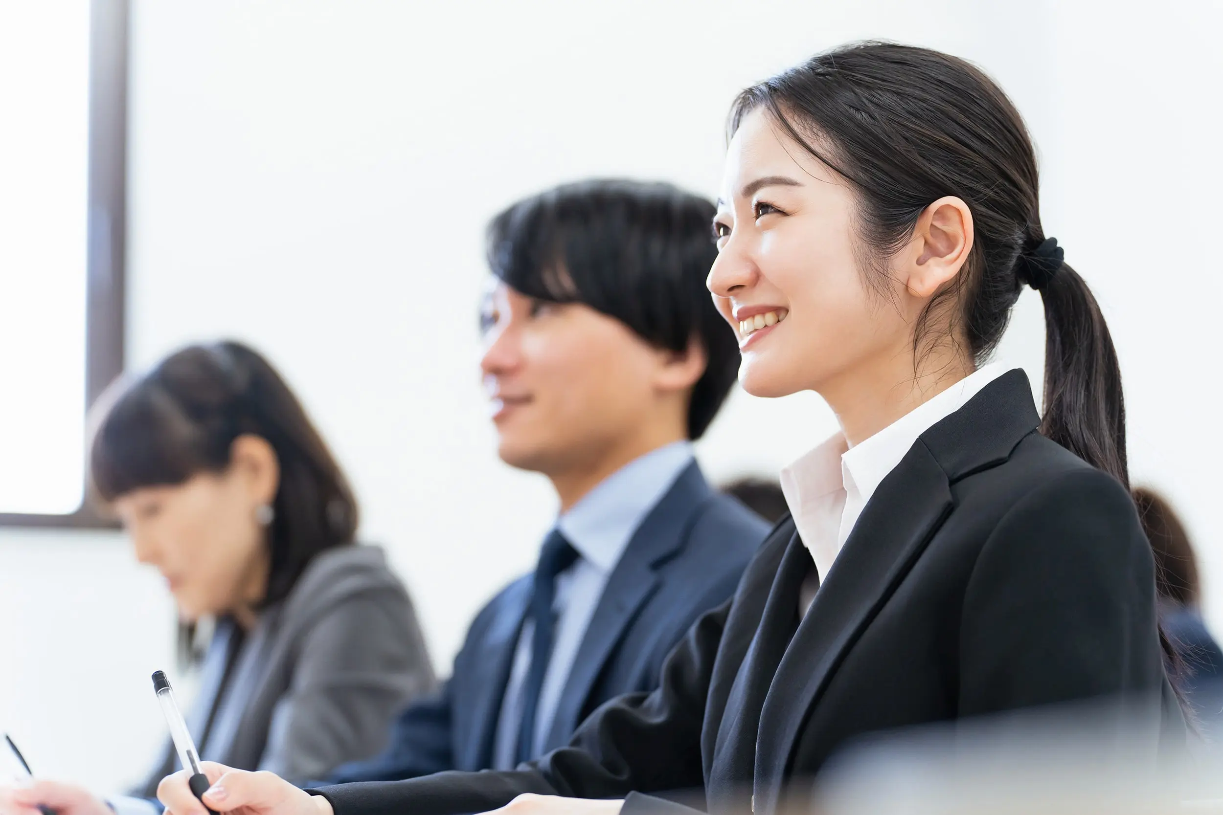 若手社員がチームで楽しそうに働いている写真